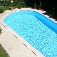 Il&aelig;gning af liner i betonpool